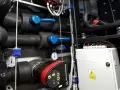 Instalacja z pompą Grundfos, zawory i manometry. Tanie pompy ciepła to przyszłość ogrzewania.