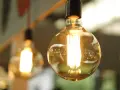 Żarówki Edisona rozświetlają przestrzeń, tworząc ciepłą atmosferę. Prąd Enea zasila te stylowe lampy.