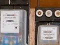 Dwa liczniki energii elektrycznej, jeden z nich wskazuje zużycie zgodne z taryfą c12a.