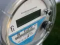 Licznik energii elektrycznej z etykietą wskazującą na taryfę weekendową PGE.