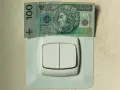 Sto złotych na włączniku światła symbolizuje opłatę sieciową zmienną całodobową.
