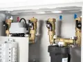 Złożony moduł hydrauliczny do pompy ciepła z zaworami, licznikiem i filtrem.