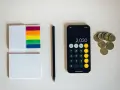 Kalkulator na telefonie pokazuje 2020, obok leżą monety euro. To może być początek oszczędzania na depozyt prosumencki.