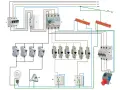 Schemat instalacji elektrycznej trójfazowej z wyłącznikami, gniazdkami i oświetleniem.