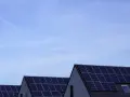 Domy z panelami monokrystalicznymi na dachach. Sprawdź, jaka jest aktualna panele monokrystaliczne cena i zainwestuj w zieloną energię.