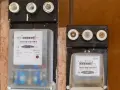 Dwa liczniki energii elektrycznej, jeden z nich pokazuje zużycie zgodne z taryfą G12w PGE, uwzględniającą zmiany czasowe.