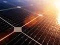 Zbliżenie na panel fotowoltaiczny w słońcu. Zastanawiasz się, ile energii wyprodukuje fotowoltaika 3 kW?