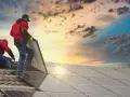 Instalatorzy montują panele fotowoltaiczne. Nawet po 10 latach ich sprawność jest kluczowa dla ekologicznej energii.
