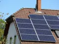 Panele słoneczne na dachu domu. Czy fotowoltaika to ściema? Zastanawiam się, ile energii faktycznie produkują te niebieskie płytki.