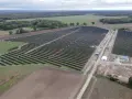 Ogromna farma fotowoltaiczna, największa na świecie, rozciąga się po horyzont, pochłaniając energię słoneczną.