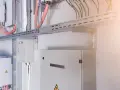 Instalacja elektryczna z falownikami i panelem komunikacyjnym. Czy magazyn energii trzeba zgłaszać? To pytanie nurtuje wielu posiadaczy fotowoltaiki.
