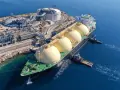 Statek z gazem LNG przy terminalu. Zmiana sprzedawcy gazu to ważny krok w dywersyfikacji dostaw energii.
