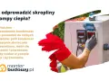 Prawidłowe odprowadzenie wody z pompy ciepła zapobiega problemom. Technik w rękawiczce reguluje połączenie.