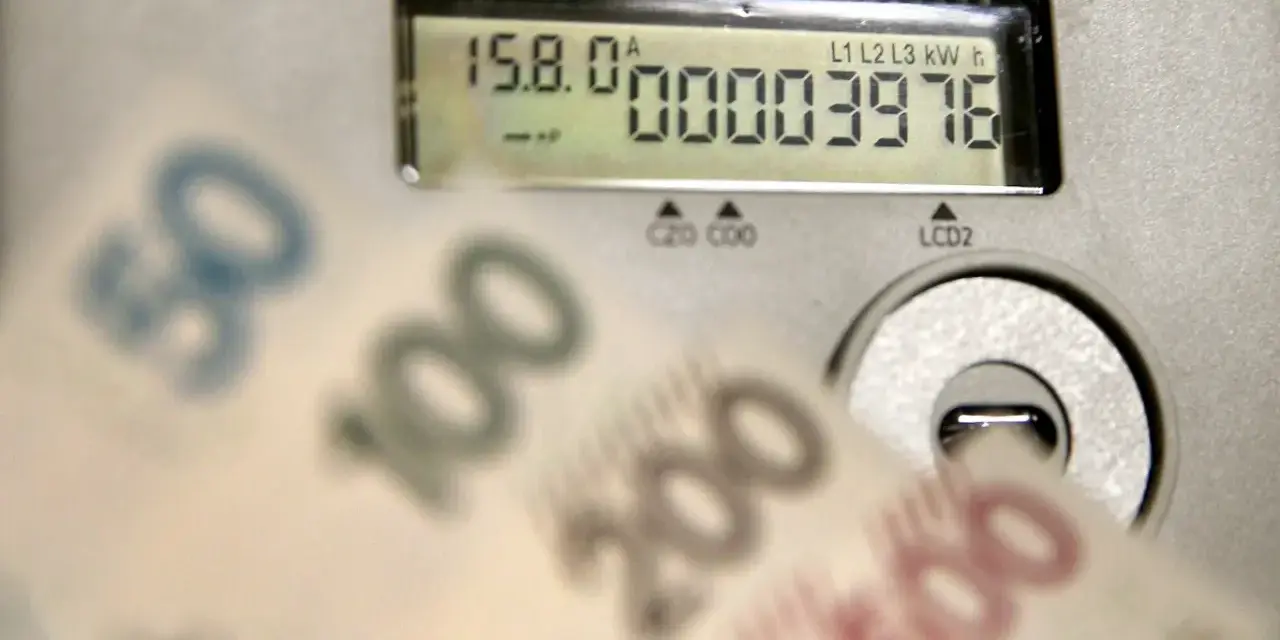 Opłata kogeneracyjna co to? Licznik energii i banknoty 50, 100, 200, 500 zł sugerują wysokie rachunki za prąd.