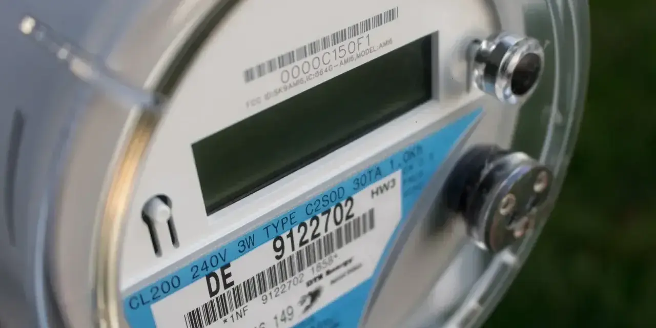 Licznik energii elektrycznej z etykietą wskazującą na taryfę weekendową PGE.