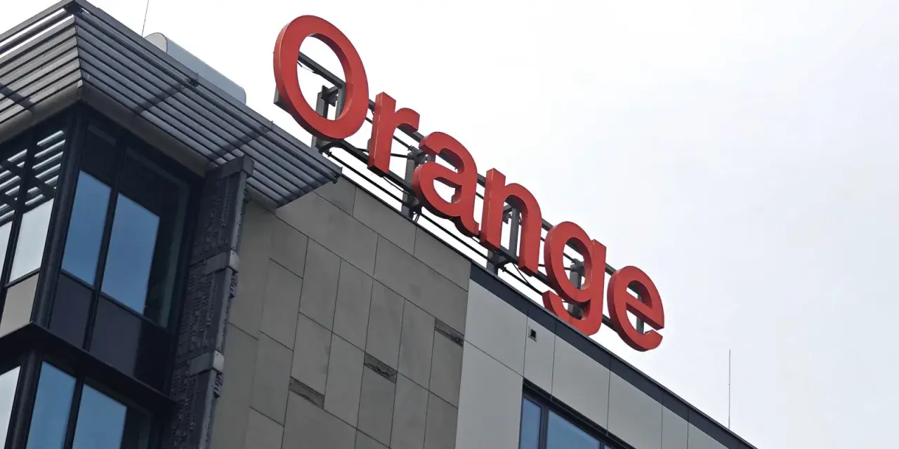 Na dachu budynku widnieje czerwony napis "Orange". Czy to tylko nazwa firmy, czy może symbol, że niektórzy oszuści wykorzystują tę markę do swoich niecnych celów?