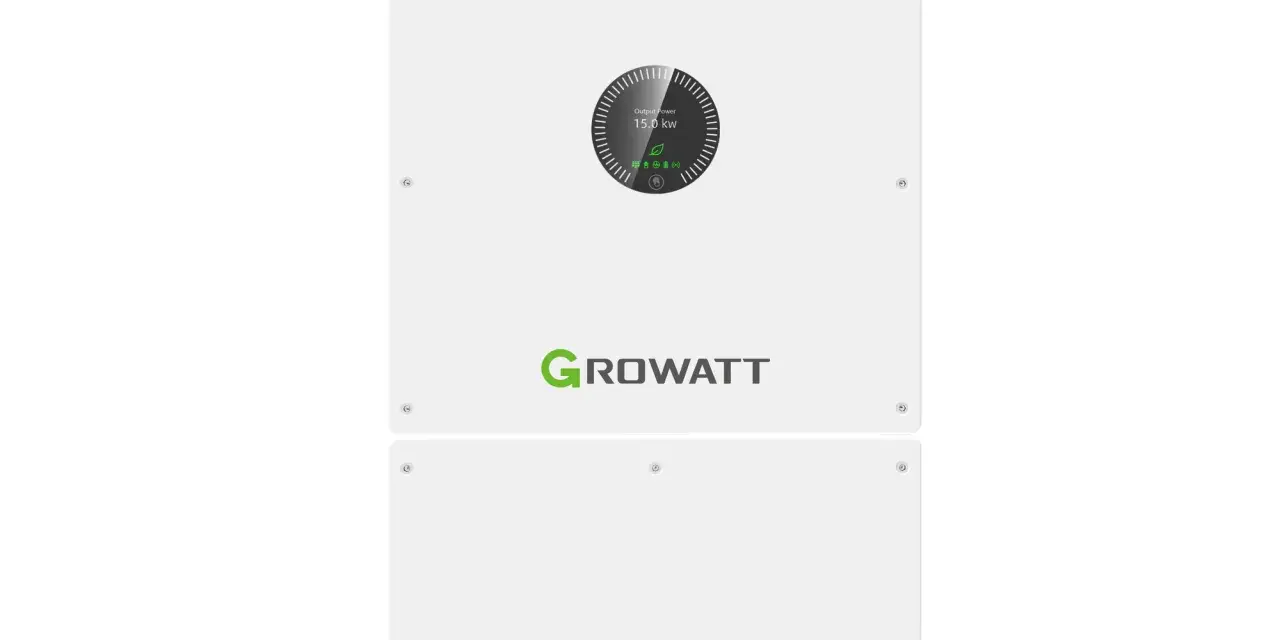 Falownik Growatt 4kW, białe urządzenie z zielonym logo Growatt i wyświetlaczem pokazującym moc 15.0 kW.