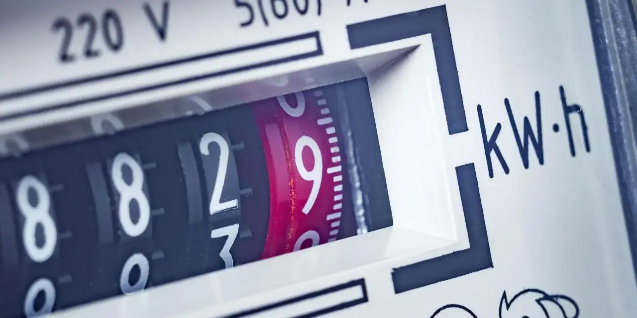 Liczniki energii elektrycznej pokazują, co zużywa najwięcej prądu w domu. Widoczne cyfry 8829 kWh.