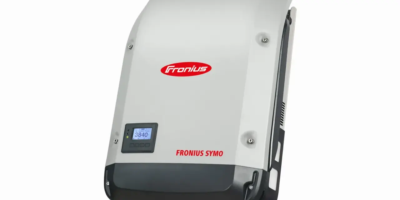 Szary falownik Fronius Symo 20kW z wyświetlaczem pokazującym moc wyjściową AC 3840.