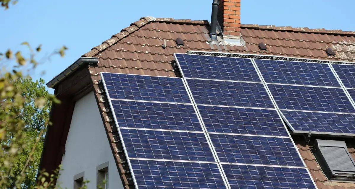 Panele słoneczne na dachu domu. Czy fotowoltaika to ściema? Zastanawiam się, ile energii faktycznie produkują te niebieskie płytki.