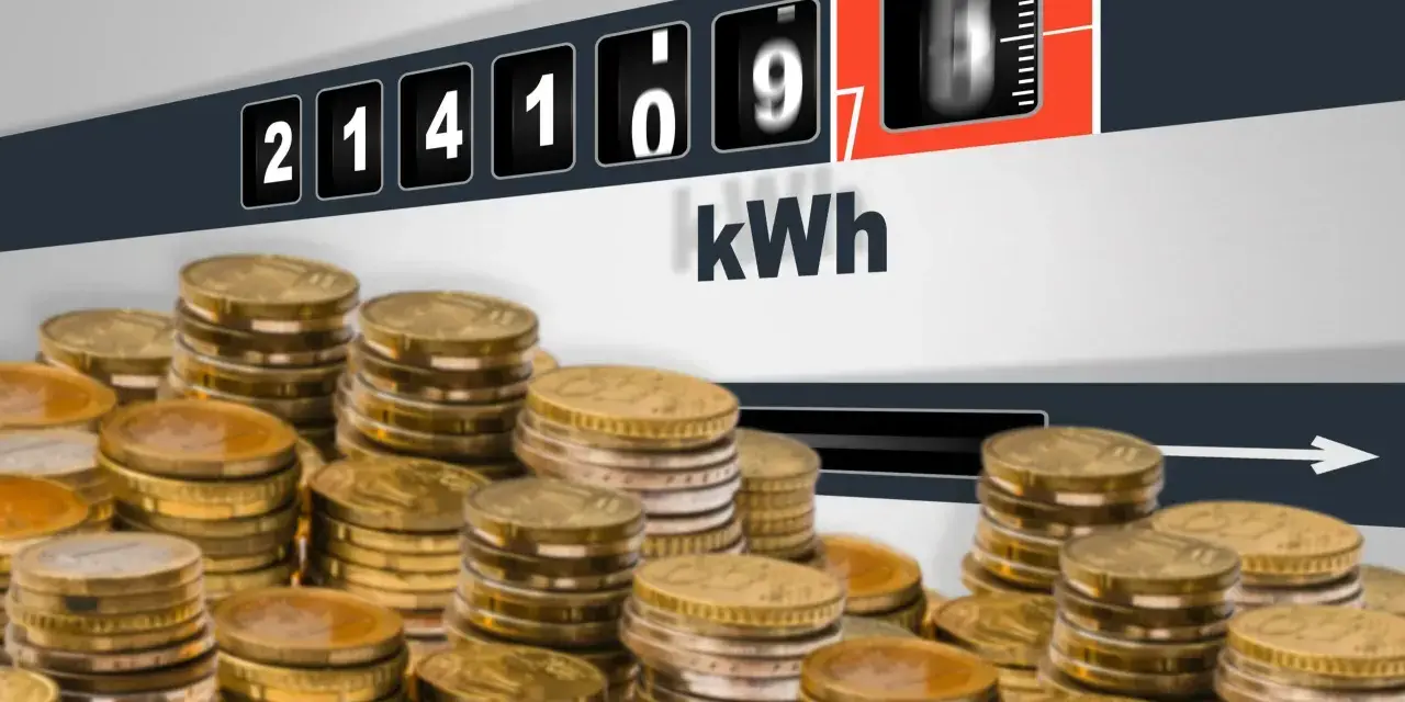 Liczniki energii pokazują zużycie kWh, a stosy monet sugerują pytanie: ile za kWh Tauron?