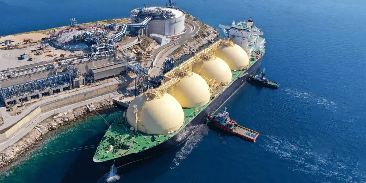 Statek z gazem LNG przy terminalu. Zmiana sprzedawcy gazu to ważny krok w dywersyfikacji dostaw energii.
