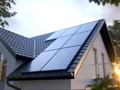 Nowe zasady fotowoltaiki na dachu domu. Panele słoneczne zbierają energię, zapewniając ekologiczne zasilanie.