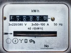 Licznik energii elektrycznej pokazuje 370000 kWh.