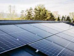 Panele fotowoltaiczne na dachu. Zastanawiasz się, czy opłaca się fotowoltaika na nowych zasadach? Słońce świeci, produkując czystą energię.