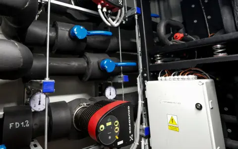 Instalacja z pompą Grundfos, zawory i manometry. Tanie pompy ciepła to przyszłość ogrzewania.