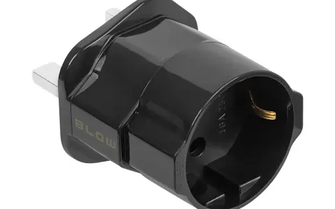 Czarny adapter wtyczki z bolcami do gniazdka, gotowy do podłączenia i zapewnienia stabilnego napięcia w sieci.