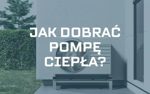 Jak obliczyć moc pompy ciepła? Na zdjęciu jednostka zewnętrzna pompy ciepła przy ścianie domu, otoczona zielenią.