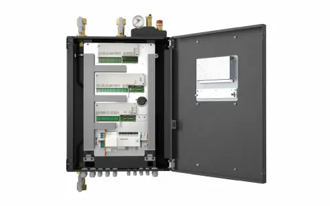 Wnętrze hydroboxu pompy ciepła z modułami sterującymi i przyłączami hydraulicznymi.