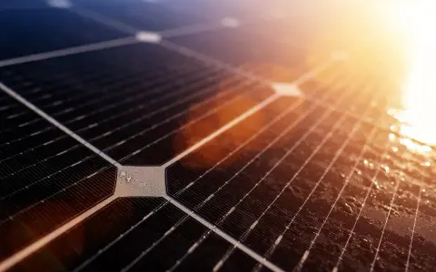 Zbliżenie na panel fotowoltaiczny w słońcu. Zastanawiasz się, ile energii wyprodukuje fotowoltaika 3 kW?