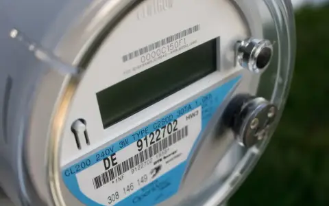 Zbliżenie na podlicznik energii elektrycznej z widocznym numerem seryjnym 9122702 i danymi technicznymi.