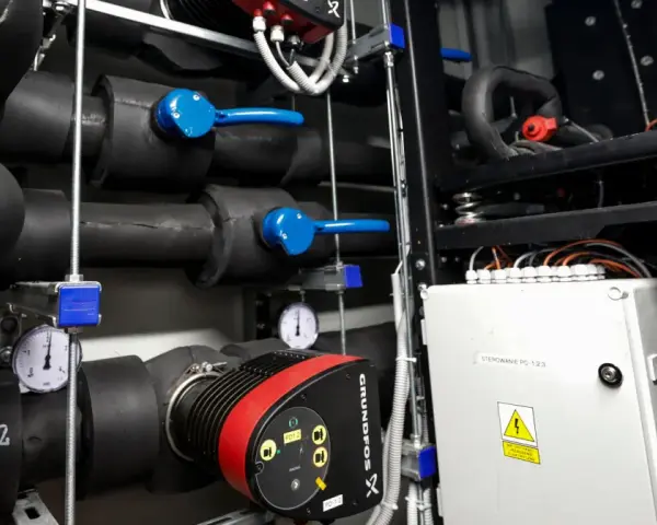 Instalacja z pompą Grundfos, zawory i manometry. Tanie pompy ciepła to przyszłość ogrzewania.