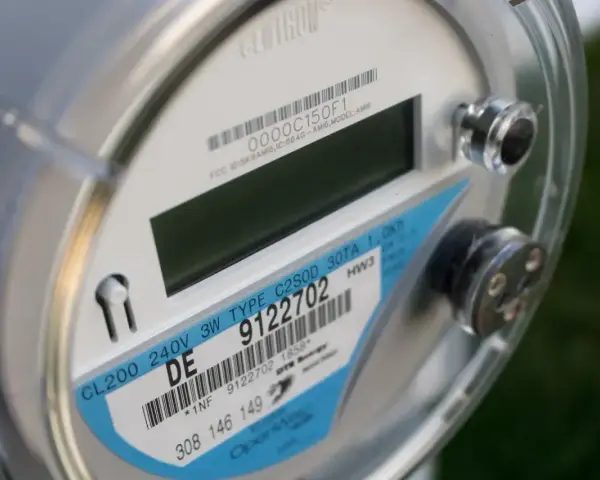 Licznik energii elektrycznej z etykietą wskazującą na taryfę weekendową PGE.