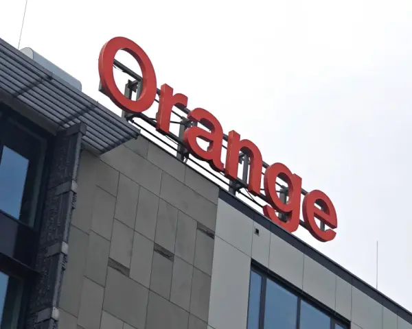 Na dachu budynku widnieje czerwony napis "Orange". Czy to tylko nazwa firmy, czy może symbol, że niektórzy oszuści wykorzystują tę markę do swoich niecnych celów?