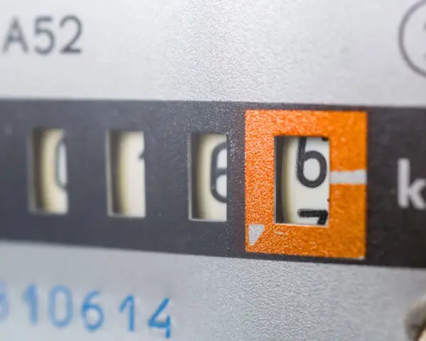 Liczniki energii elektrycznej, w tym taryfa budowlana, pokazują zużycie w kWh. Widoczne cyfry 6 i 1.