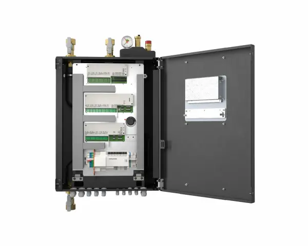 Wnętrze hydroboxu pompy ciepła z modułami sterującymi i przyłączami hydraulicznymi.