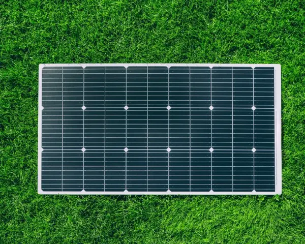 Panel słoneczny na trawie. Czy wiesz, mppt co to? To technologia maksymalizująca jego wydajność.