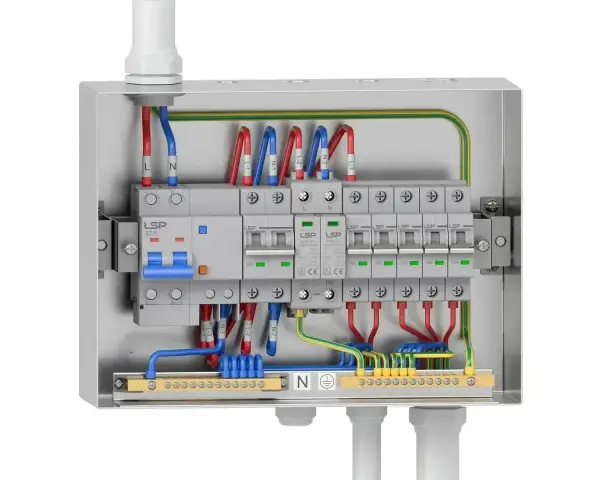 Skrzynka elektryczna do pompy ciepła z wyłącznikiem głównym i zabezpieczeniami.