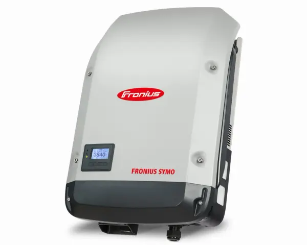 Szary falownik Fronius Symo 20kW z wyświetlaczem pokazującym moc wyjściową AC 3840.