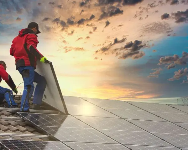 Instalatorzy montują panele fotowoltaiczne. Nawet po 10 latach ich sprawność jest kluczowa dla ekologicznej energii.