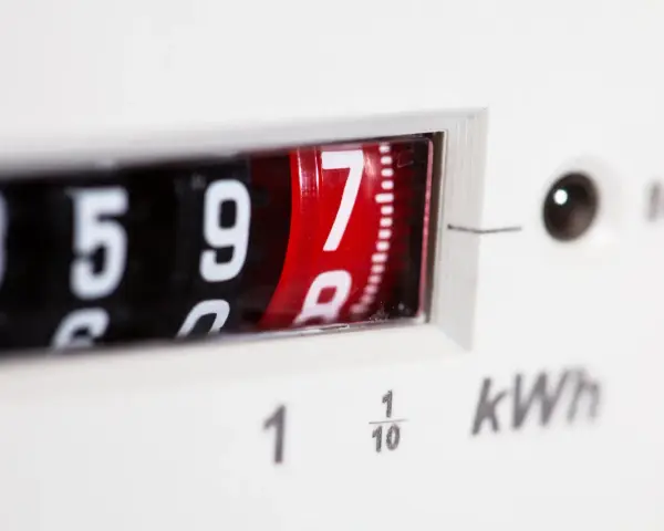 Zbliżenie na licznik przedpłatowy pokazujący 8597 kWh.