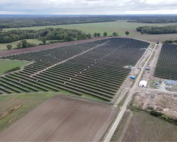 Ogromna farma fotowoltaiczna, największa na świecie, rozciąga się po horyzont, pochłaniając energię słoneczną.