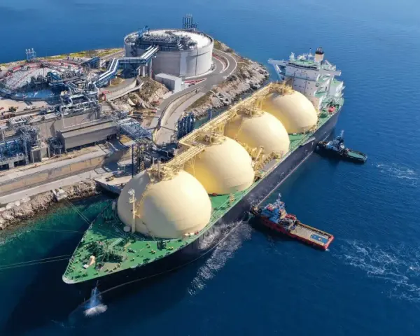 Statek z gazem LNG przy terminalu. Zmiana sprzedawcy gazu to ważny krok w dywersyfikacji dostaw energii.