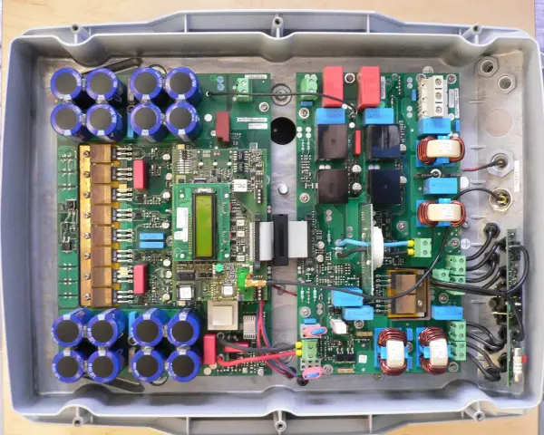 Wnętrze urządzenia elektronicznego z licznymi kondensatorami, cewkami i płytkami drukowanymi. To jest właśnie osd co to za technologia?