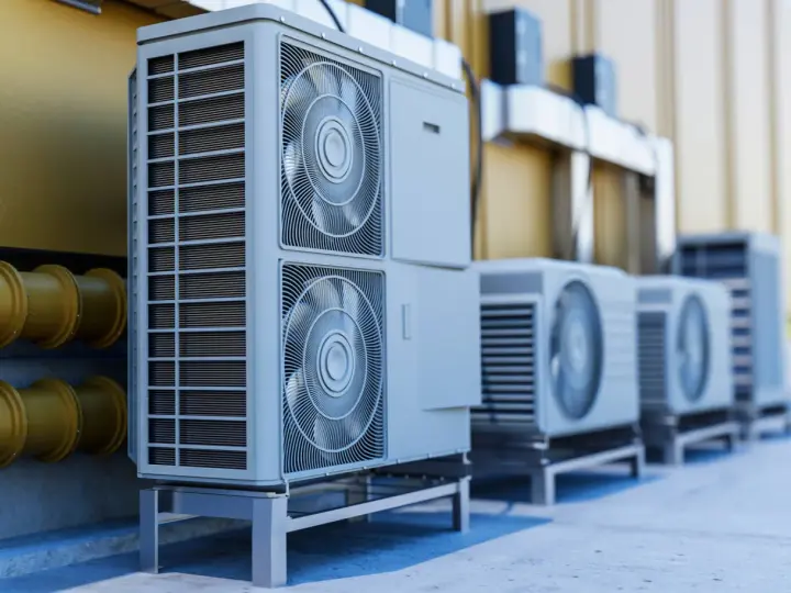 Rząd nowoczesnych jednostek zewnętrznych, w tym potężna pompa ciepła 60 kW, gotowych do zapewnienia wydajnego ogrzewania i chłodzenia.