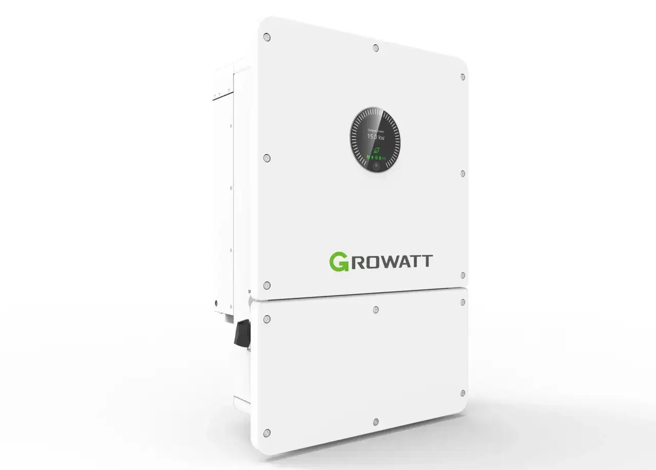 Biały falownik Growatt 4kW z wyświetlaczem mocy 15.0 kW.